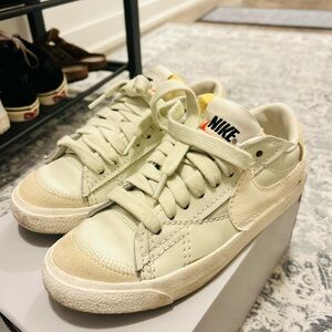 Nike blazer low 8US women sage green